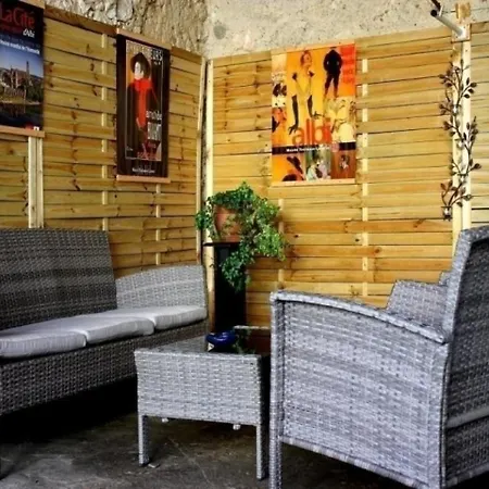 House Lou Poulit 펜션